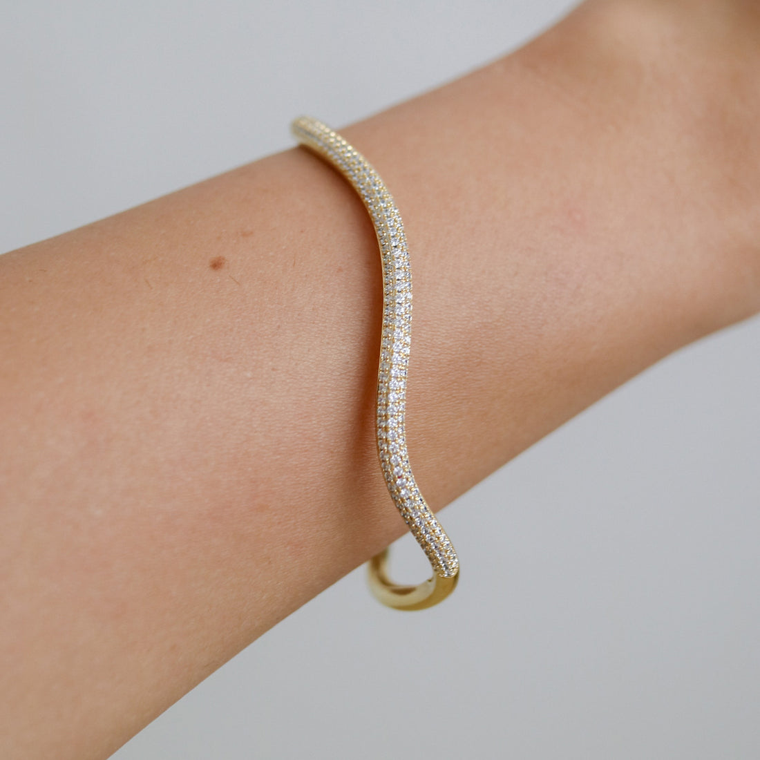 Bombë wavy bangle